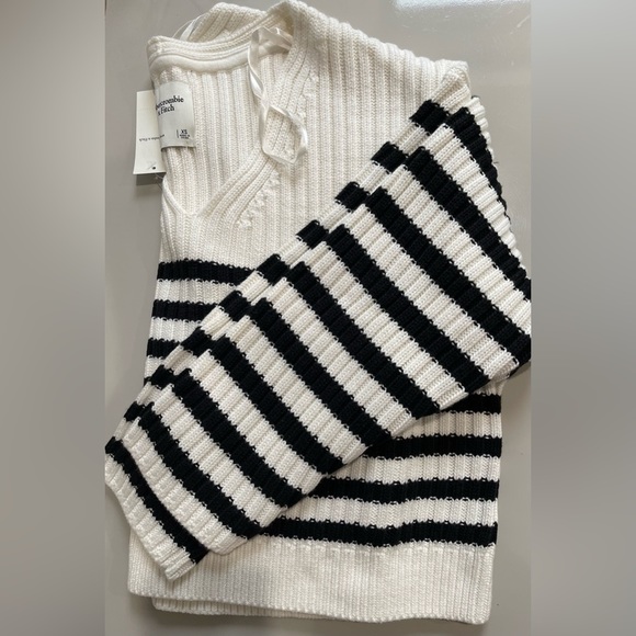 Abercrombie & Fitch V-Neck Sweater Navy Stripe - Picture 2 of 3